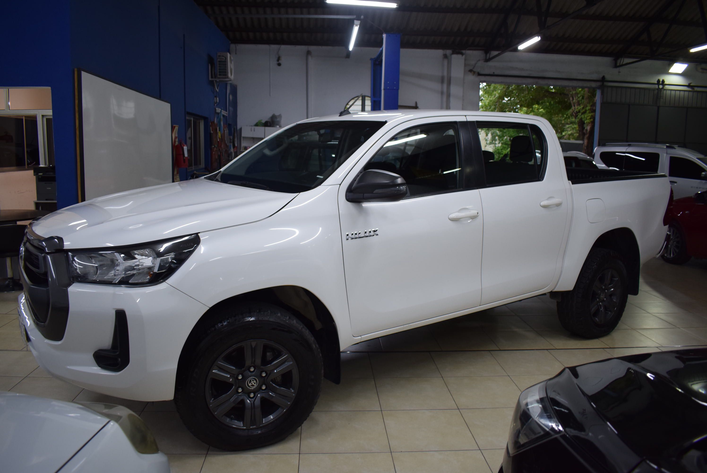 Toyota HILUX 2.8 SR 4x4 4