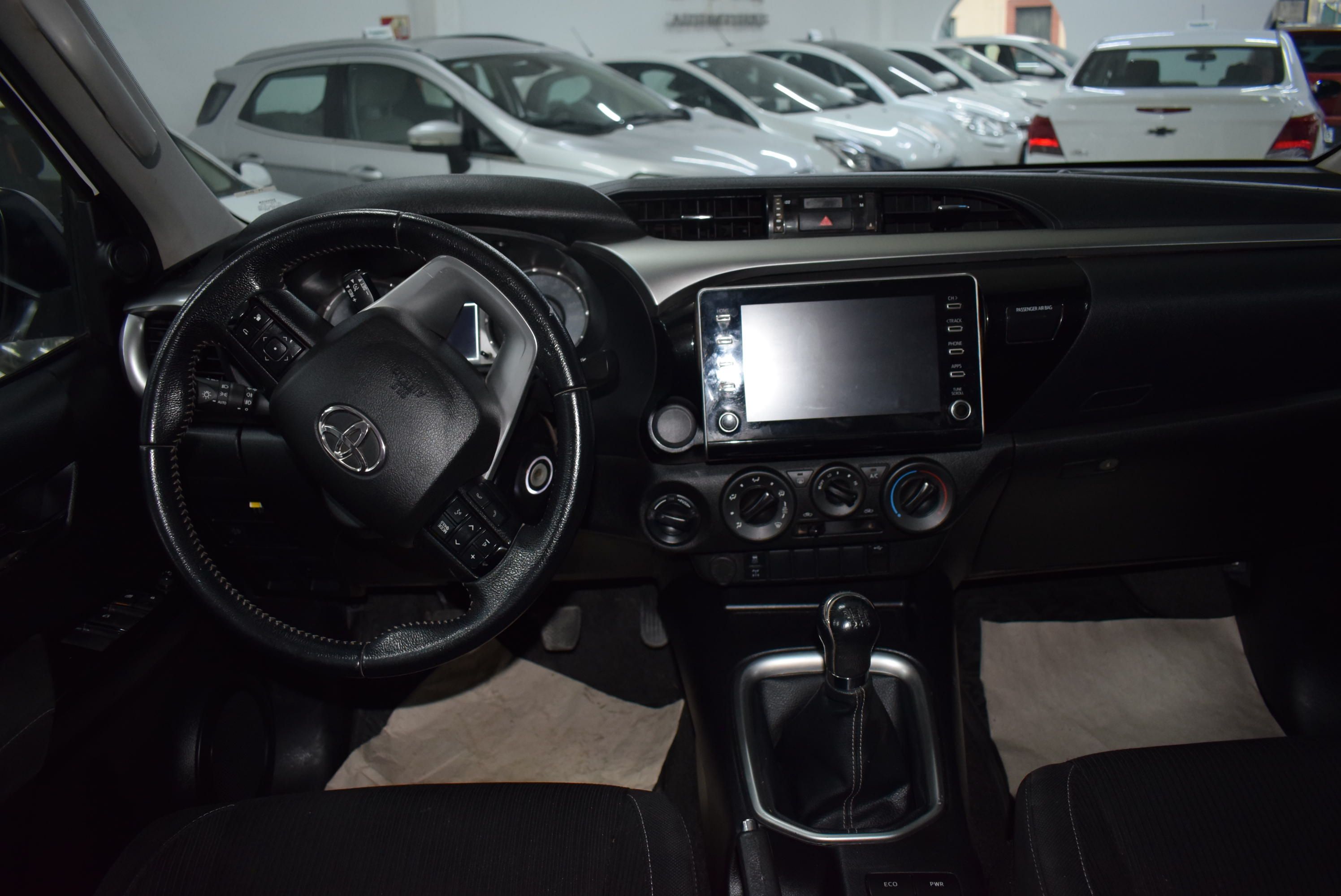 Toyota HILUX 2.8 SR 4x4 5