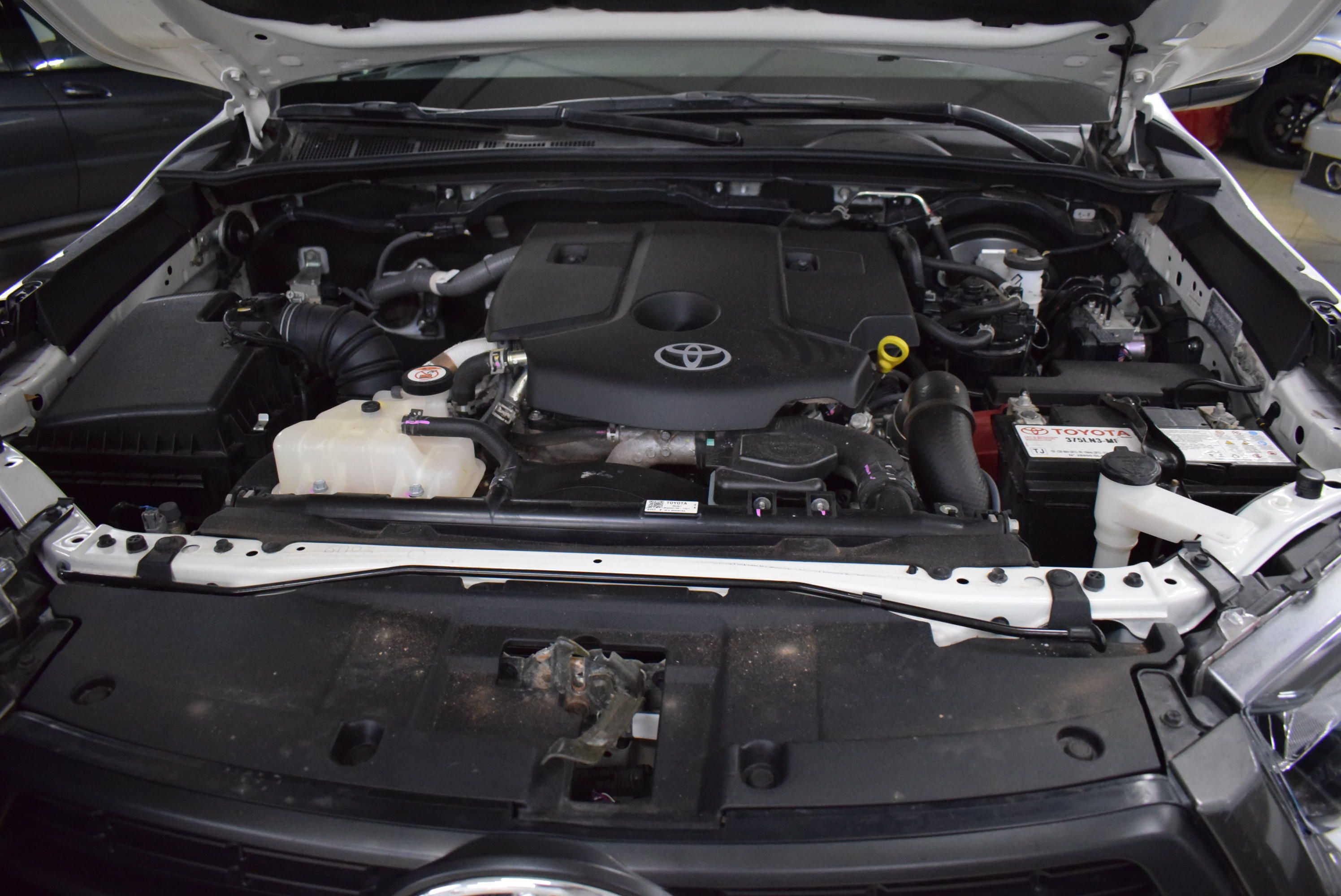 Toyota HILUX 2.8 SR 4x4 6