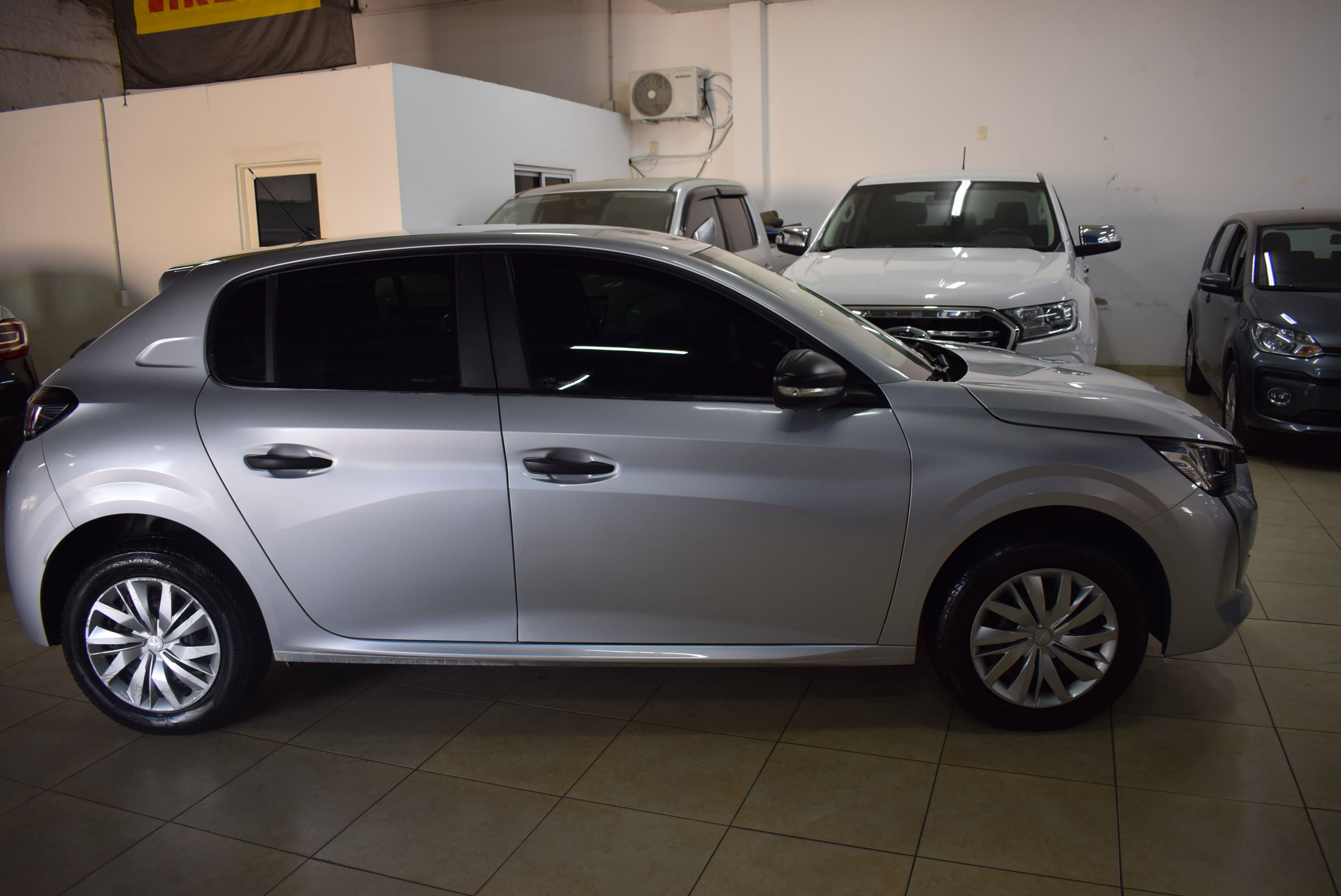 Peugeot 208 LIKE 1.2  4