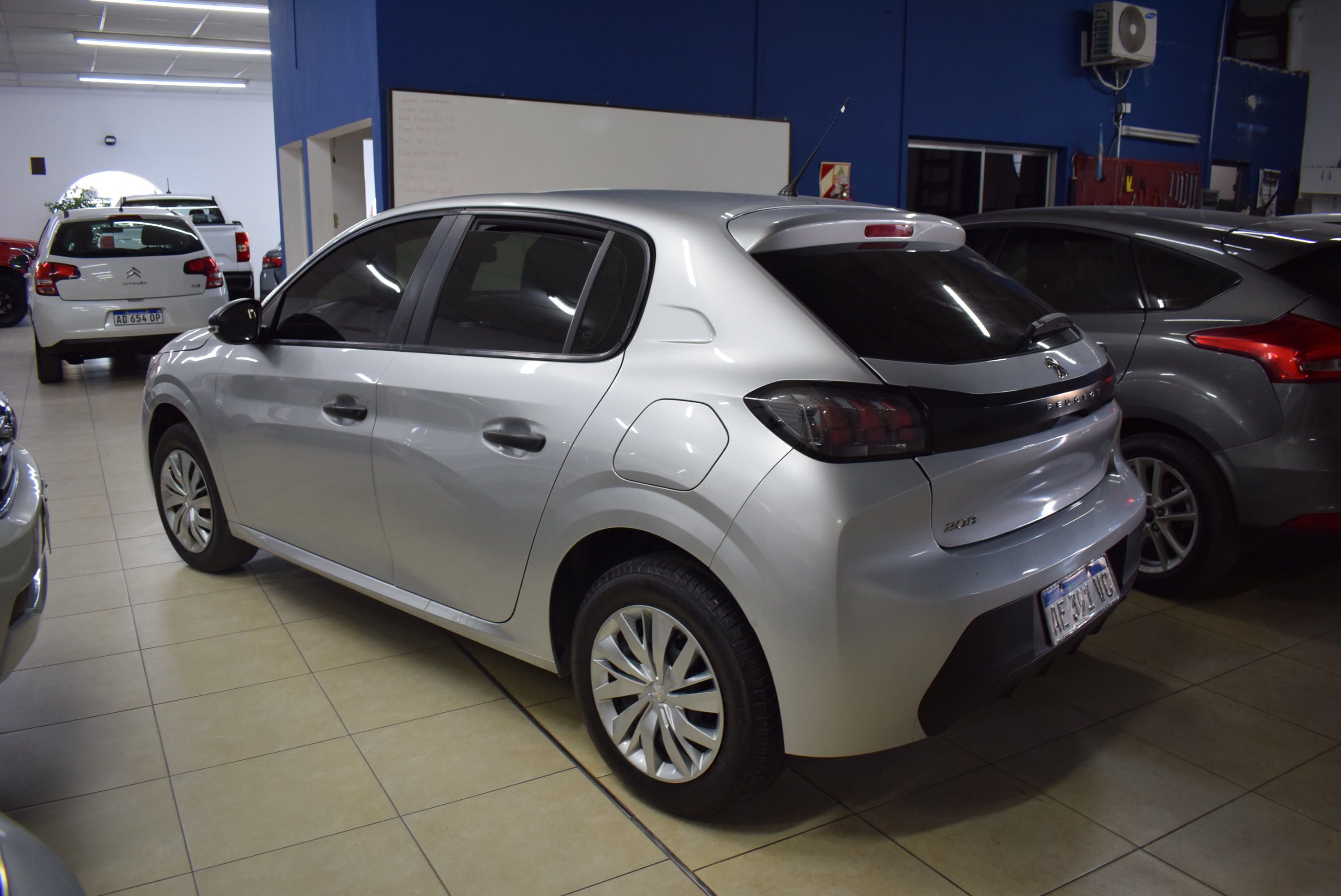 Peugeot 208 LIKE 1.2  8