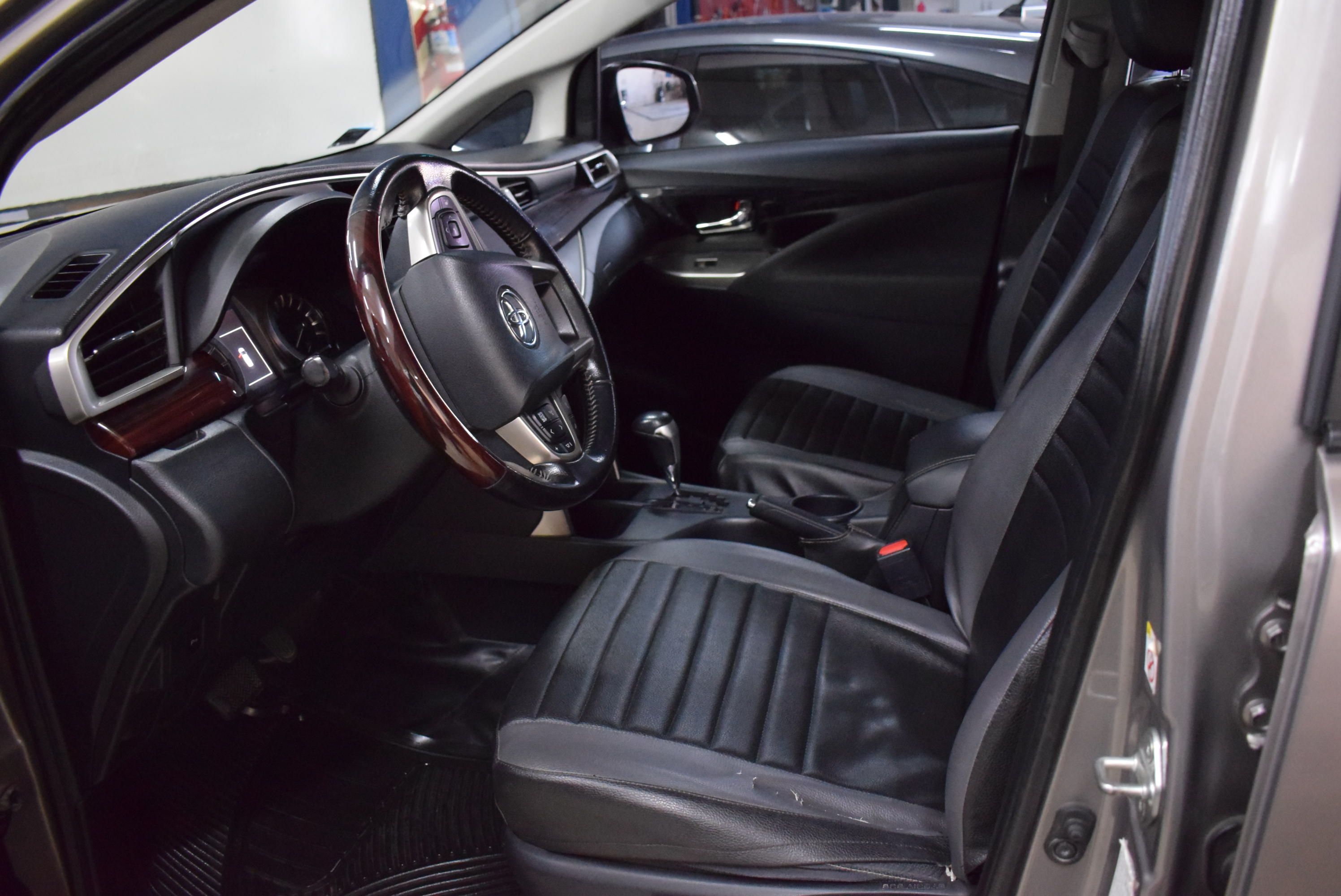 Toyota INNOVA SRV 2.7  5