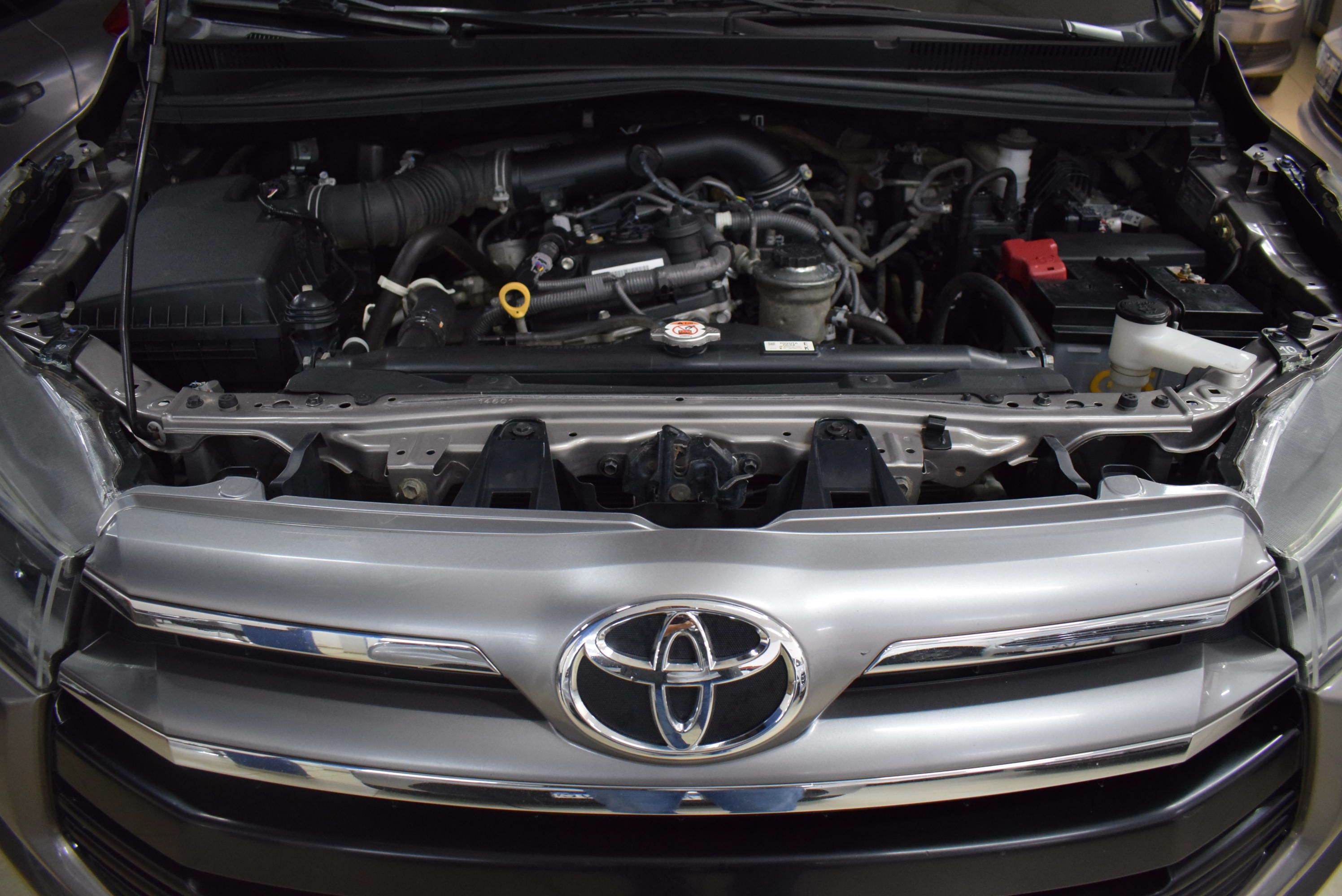 Toyota INNOVA SRV 2.7  7