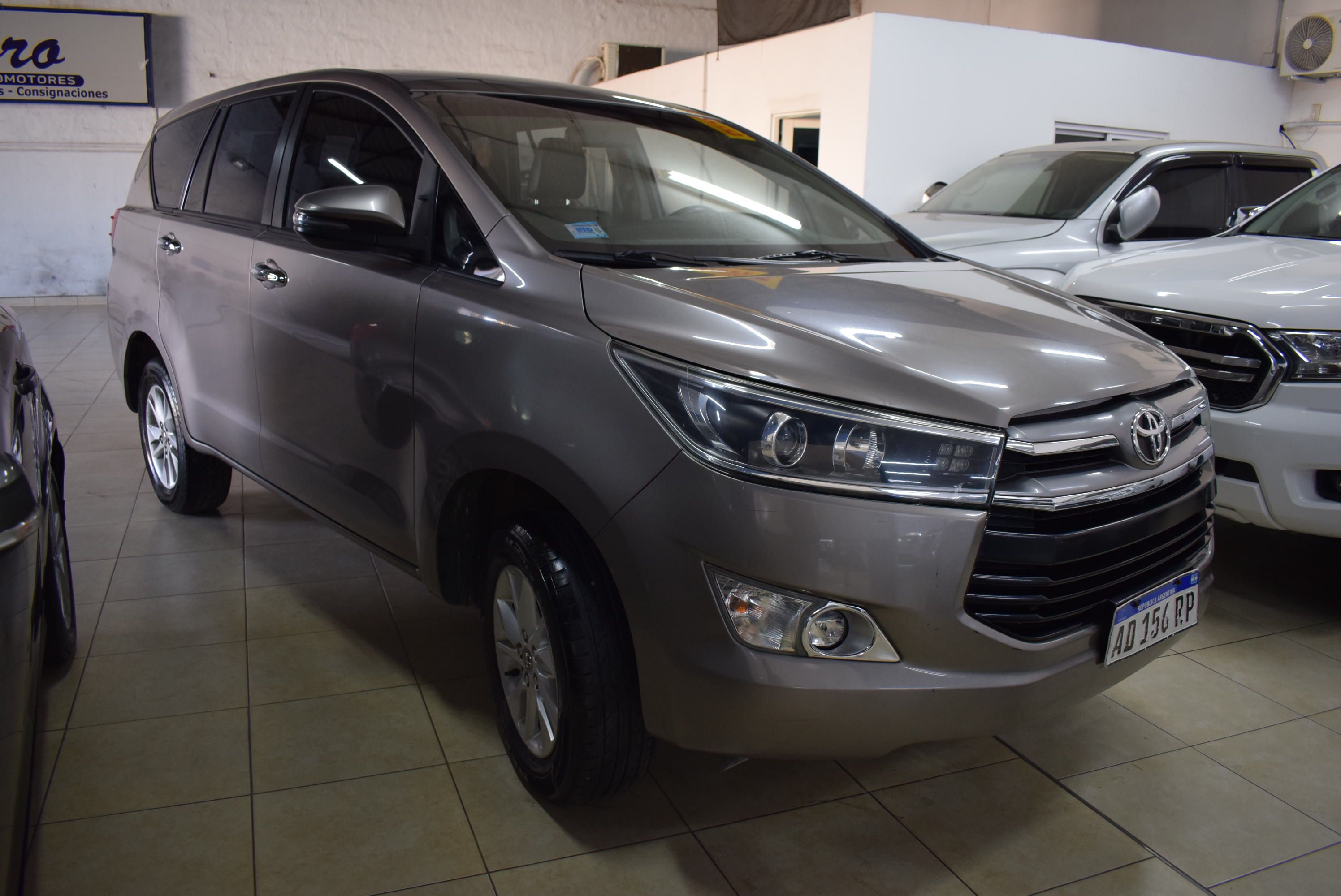 Toyota INNOVA SRV 2.7  8